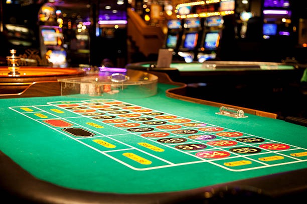 Tim support monopoli siap membantu pengguna 24 jam melalui live chat, email, dan telepon